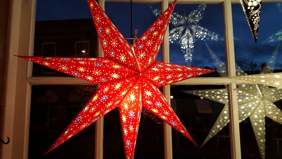 paperstarlights's tweet photo. #Paperstarlights looking good in the window of @themarketpub #Chesterfield! Merry Christmas to all of u there :) https://t.co/YlQ7xmtmAx