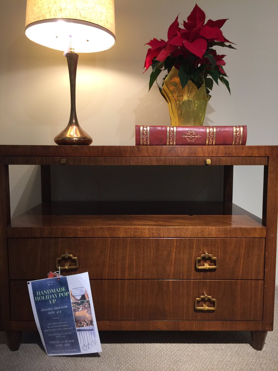 Our Holiday Sample Sale has been extended through the week! Any floor samples tagged with this sign are an additional 20% off!  #holidaysale