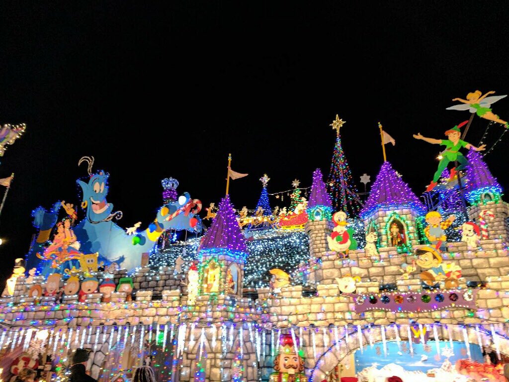 Koonzila's tweet photo. I love Christmas! https://t.co/63M4NcP57w