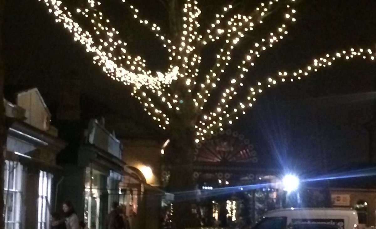 KewSparkle's tweet photo. Kew village is sparkling tonight https://t.co/MQefFt5gVG