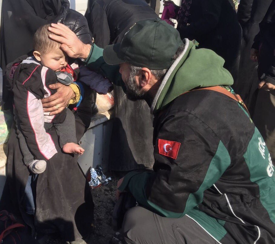 IHHar's tweet image. شاهين : " ثلاث اطفال ماتوا من البرد في #حلب المحاصرة الليلة الماضية.
البعض أخبرنا أنه اضطر لحرق الألبسة التي كانت معه ليدفع البرد بنارها "