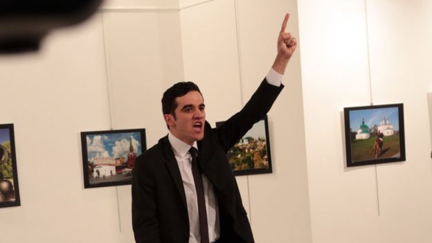 << BBC 속보: 암살범, 터키 경찰 소속으로 밝혀져 >>
러시아 대사를 암살한 범인은 터키 경찰 소속으로 알려졌습니다. 터키 당국은 암살범이 현장에서 사살되었다고 보도하였습니다. 암살범은 총격 직후 지하드에 대한 구호를 외친 것으로 보입니다.