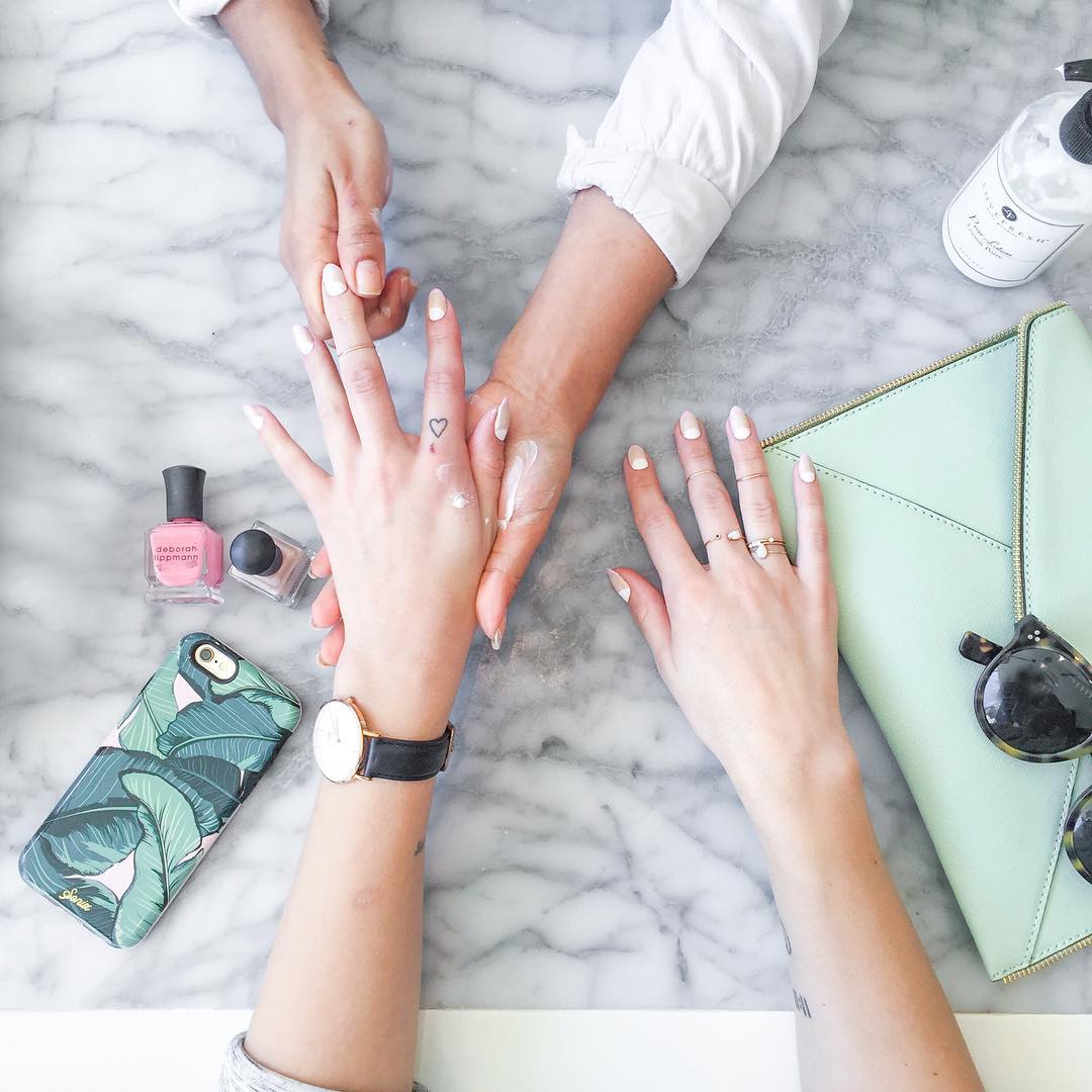 FashionCanada's tweet photo. The best holiday gifts for people who hate *stuff* https://t.co/mNYInH9Uqh https://t.co/Z0IzAriGRR