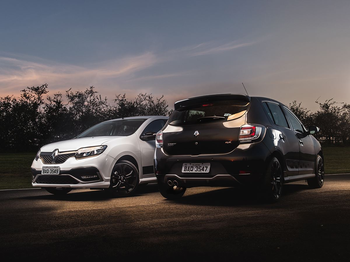 RenaultBrasil's tweet photo. Com seu motor flex 2.0 com 16v e 150cv, o #RenaultSanderoRS vai de 0-100km/h em apenas 8 segundos. Se você é piloto mesmo, seu carro é esse! https://t.co/Gj5pejTTkP
