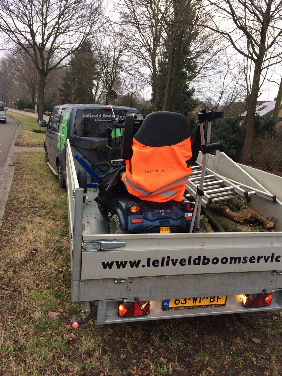 LBoomService's tweet image. Vanmiddag een mevrouw van 83 met gestrande scootmobiel naar haar bestemming gebracht. Goede daad voor het eind van het jaar.