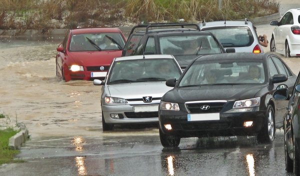 ⚠️ #Temporal ⚠️ No atravieses zonas inundadas o corrientes de agua ni en coche ni a pie. Busca el lugar más alto y ve hacia él