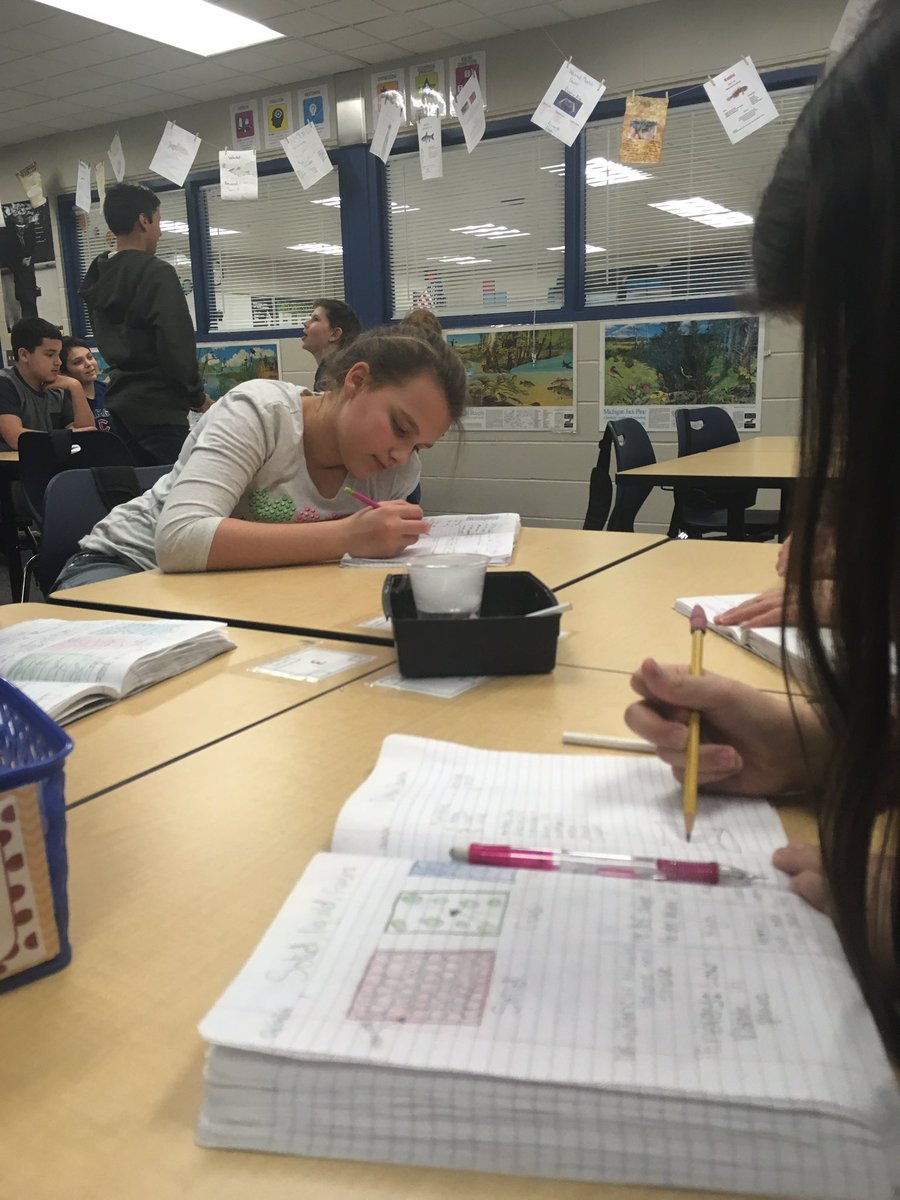 PrincipalFoster's tweet photo. It's -1 outside so why not learn about sublimation with -109 carbon dioxide ❄ #sjschools #uptonscience7 https://t.co/yh7N6FXdeS