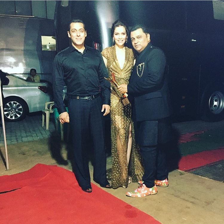 Ashley Rebello (@ashley_rebello1) on Twitter photo With <a href="/BeingSalmanKhan/">Salman Khan</a> & <a href="/Iamwaluscha/">Waluscha De Sousa</a> at the #SansuiColorsStardustAwards #2016. Thank you <a href="/Stardust_Magna/">Stardust Magazine</a> for this award With <a href="/BeingSalmanKhan/">Salman Khan</a> & <a href="/Iamwaluscha/">Waluscha De Sousa</a> at the #SansuiColorsStardustAwards #2016. Thank you <a href="/Stardust_Magna/">Stardust Magazine</a> for this award