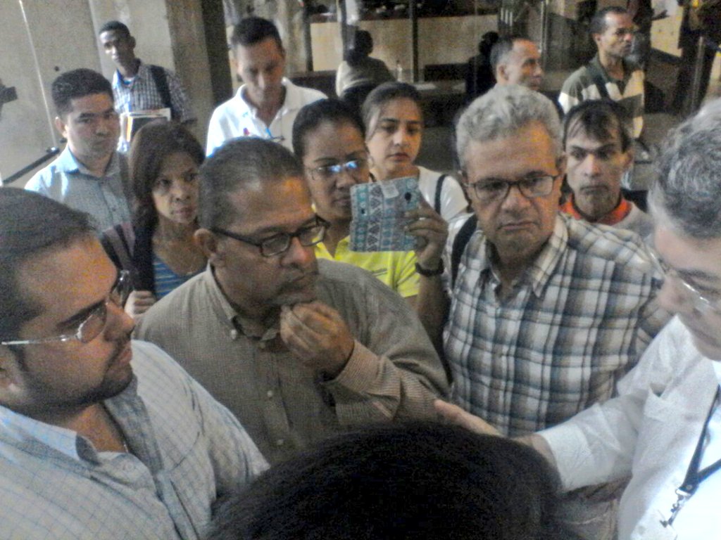 SaverioVivas2's tweet photo. El Defensor del Pueblo no quiso atender a los ciudadanos que le presentaron la Denuncia contra Maduro. #ExigimosAlDefensor https://t.co/3A8X1J1Xul