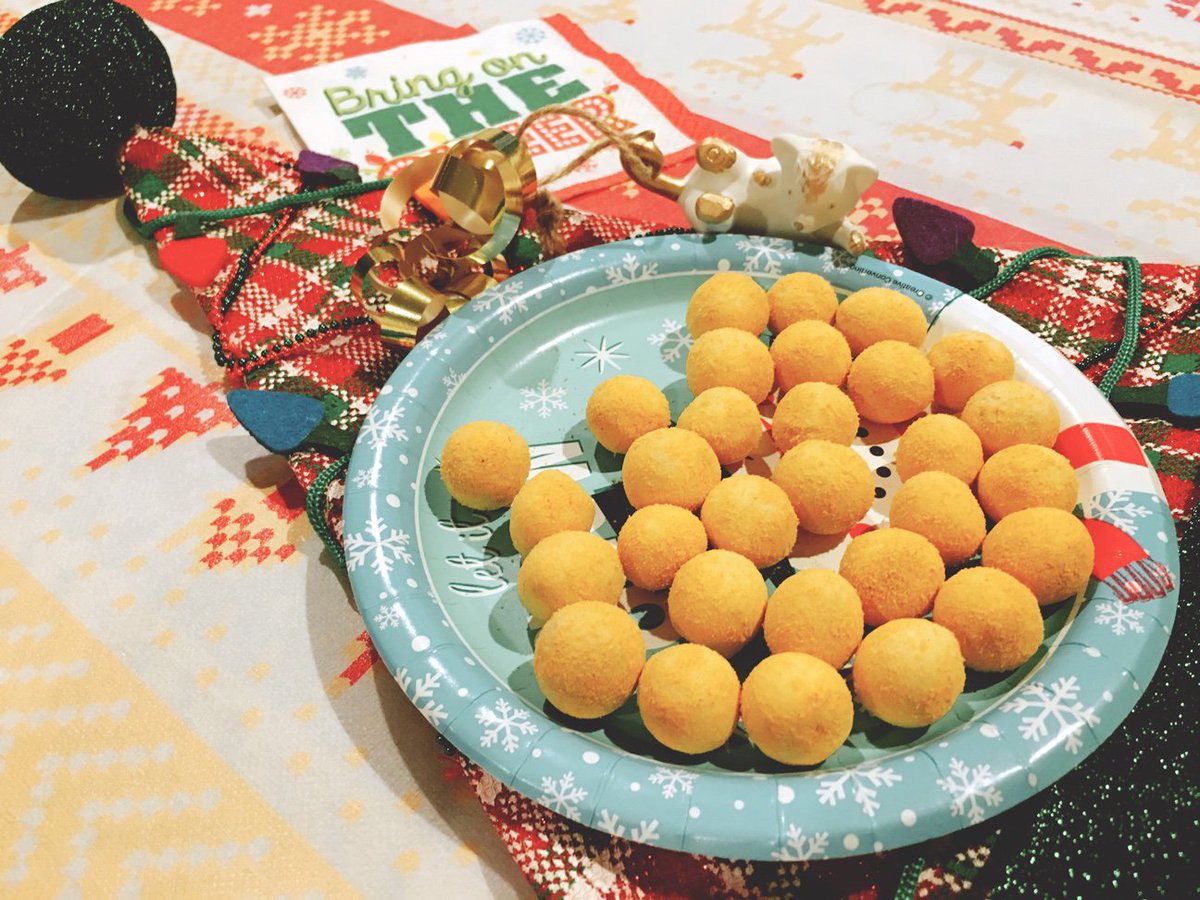 Gourmet_Bazaar's tweet photo. Knock Knock! Who's there? Claws! Claws who? Santa Claws! 😺 🐶 Don't forget to order with #Coupon 9KL66SAU on #Amazon! 💝 #holidayseason #snack https://t.co/Mcq1GimJTV