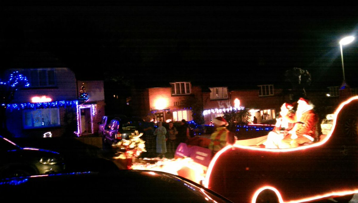 What a wonderful evening in Fulflood! Thanks for all your kind donations... volunteers from @Trinity_Winch had so much fun! 🎅🎁🎄 #winchsanta