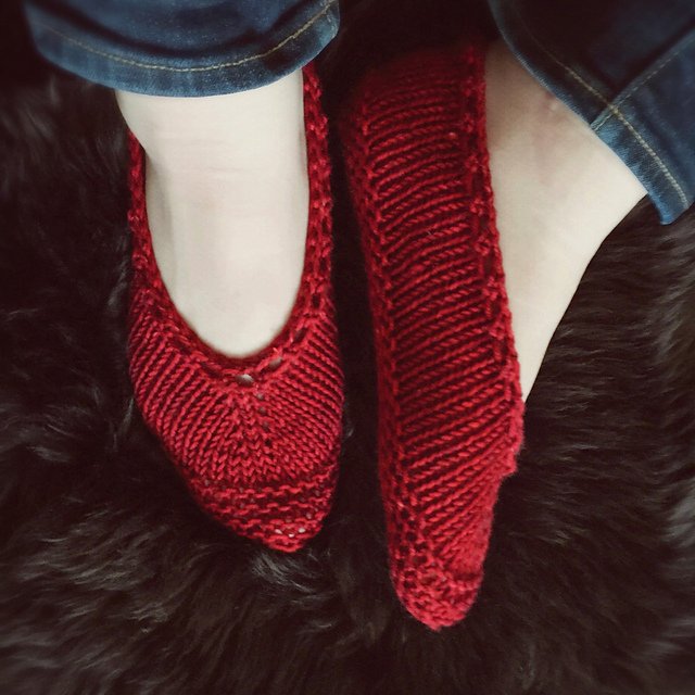 UkeeKnits's tweet photo. If you're quick, you still have time to make No Place Like Home by Carolyn Macpherson https://t.co/lGNXcgxiuy #giftalong 2016 #rubyred https://t.co/PnO1WVZ7FM