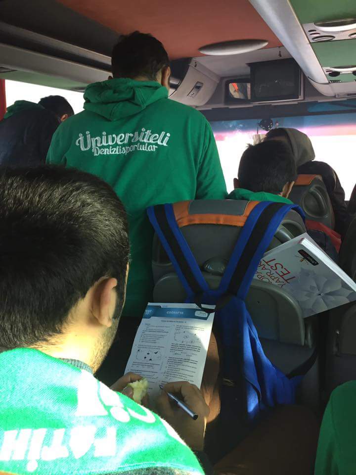 Dün Eskişehir yolunda çekilen bir kare.. 

Sevdan ne ders dinliyor ne sınav, sana koşup gelmenin bir yolu her zaman vardır. <a href="/Denizlispor_SK/">Denizlispor_SK</a>