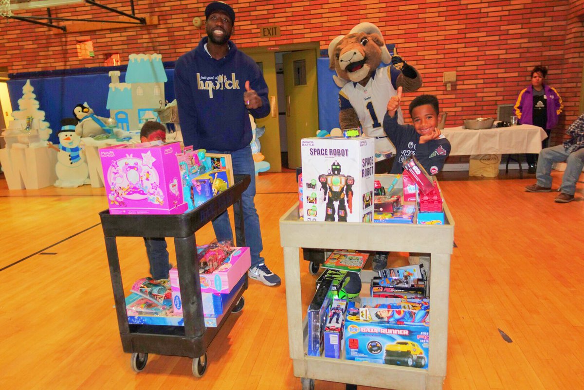 Bquick_SC's tweet image. Great day yesterday at @maryvale_la! Felt good to play a small role in making these kiddos holidays a little happier. Thx to all who helped!