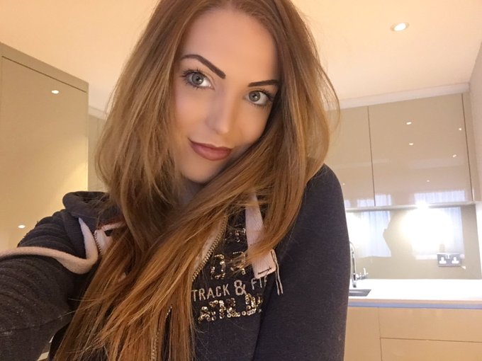 Little selfie while on set today! 📸 https://t.co/JqfKA4g7sO<a href="/tag/tb"class="tags"><span>#tb</span></a>