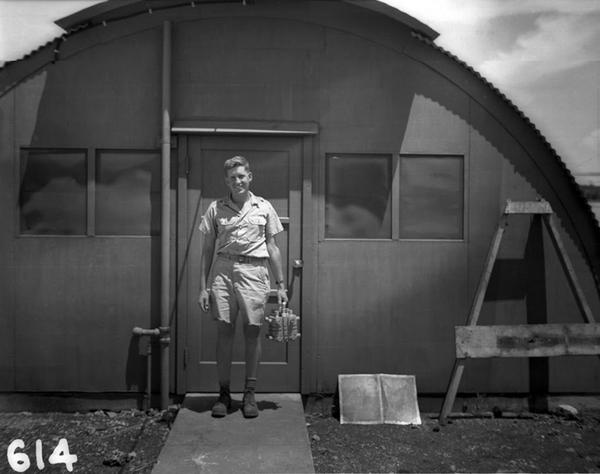 Физик Harold Agnew несёт плутониевое ядро бомбы. Скоро на Нагасаки. США. 1945г.