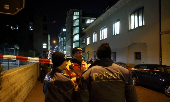 JornalOGlobo's tweet image. Tiroteio em sala muçulmana deixa três feridos, em Zurique, na Suíça. glo.bo/2hjHXSS