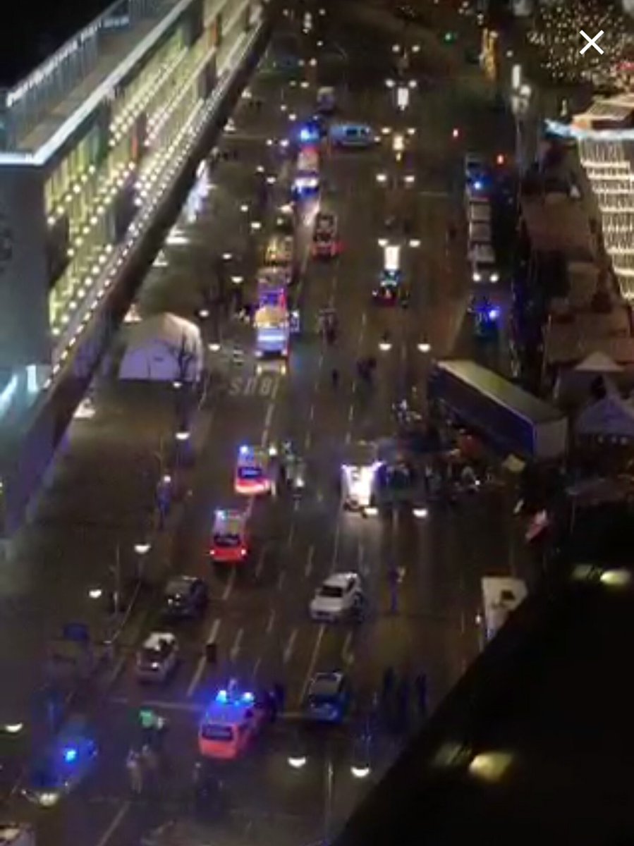 TerreurMonitor's tweet photo. Update dodental aanslag met truck in #Berlijn:

- Er zijn inmiddels 9 doden en meer dan 50 gewonden. https://t.co/1rAfJ4hkVq