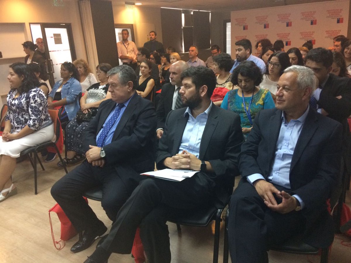 DelegacionStgo's tweet photo. Delegado @nelcorne  en conformación del primer Cosoc de @PrevencionISL #participaciónCiudadana https://t.co/xi4cyQK5Cg