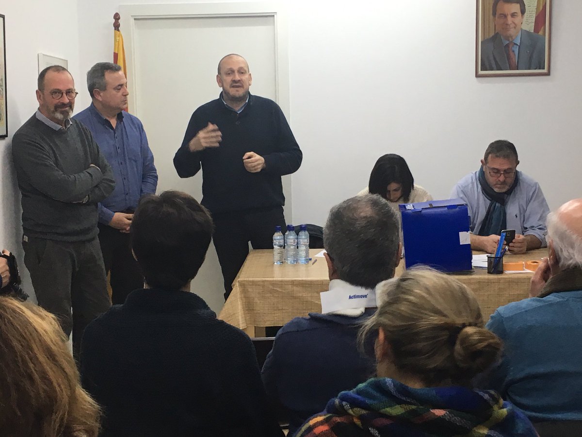 juntscomarqbcn's tweet photo. @JordiMonros felicita a @Pere_Clota com a 1r president del @Pdemocratacat a #Esplugues #somequip #NouPartit #NouImpuls https://t.co/GZEXbQZWYb