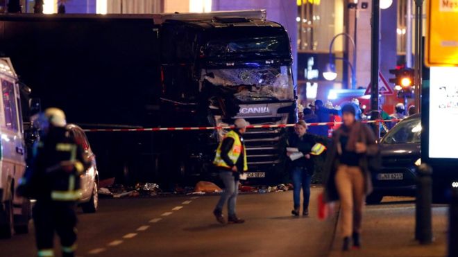 bbcchinese's tweet photo. 在德国柏林市中心，一辆卡车冲进一个圣诞露天市场，造成数人死亡，几十人受伤。警方说，驾驶卡车的疑犯可能故意发动攻击。电视画面显示，市场内的摊位被撞倒，受伤的人躺在地上。这个市场位于柏林西的Breitscheidplatz，距离Kurfuerstendamm商业街很近。 https://t.co/PeSTnGNUX6