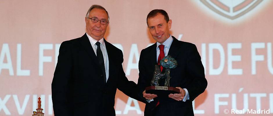 👍🏆⚽️
El <a href="/realmadrid/">Real Madrid C.F.</a>, premiado en la 28ª gala de la Real Federación de Fútbol de Madrid.

👉 bit.ly/premio_Federac…

#RealMadrid