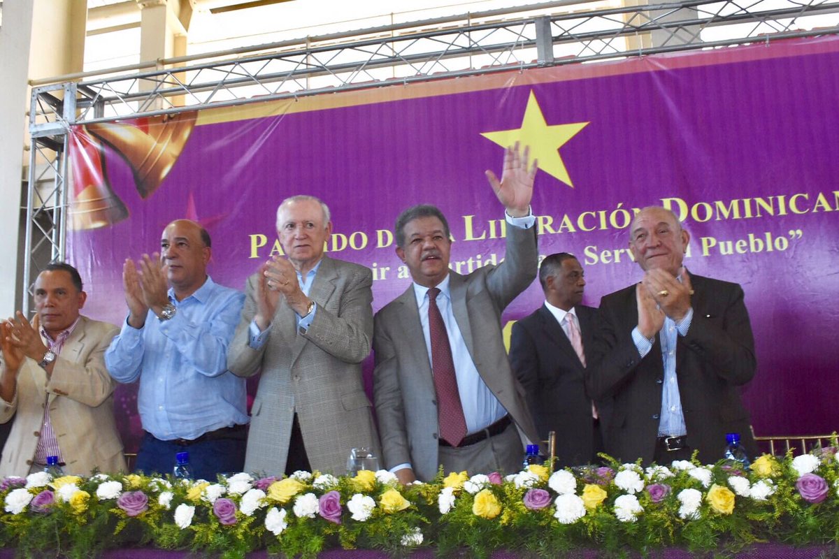 LeonelFernandez's tweet photo. En Azua, compartiendo en un ambiente de confraternidad el almuerzo navideño con la dirección política del @PLDenlinea de la región sur. https://t.co/4myprnOwTk
