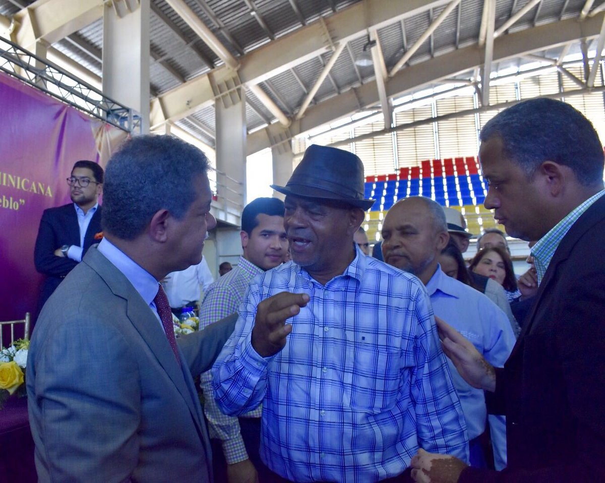 En Azua, compartiendo en un ambiente de confraternidad el almuerzo navideño con la dirección política del <a href="/PLDenlinea/">PLD</a> de la región sur.