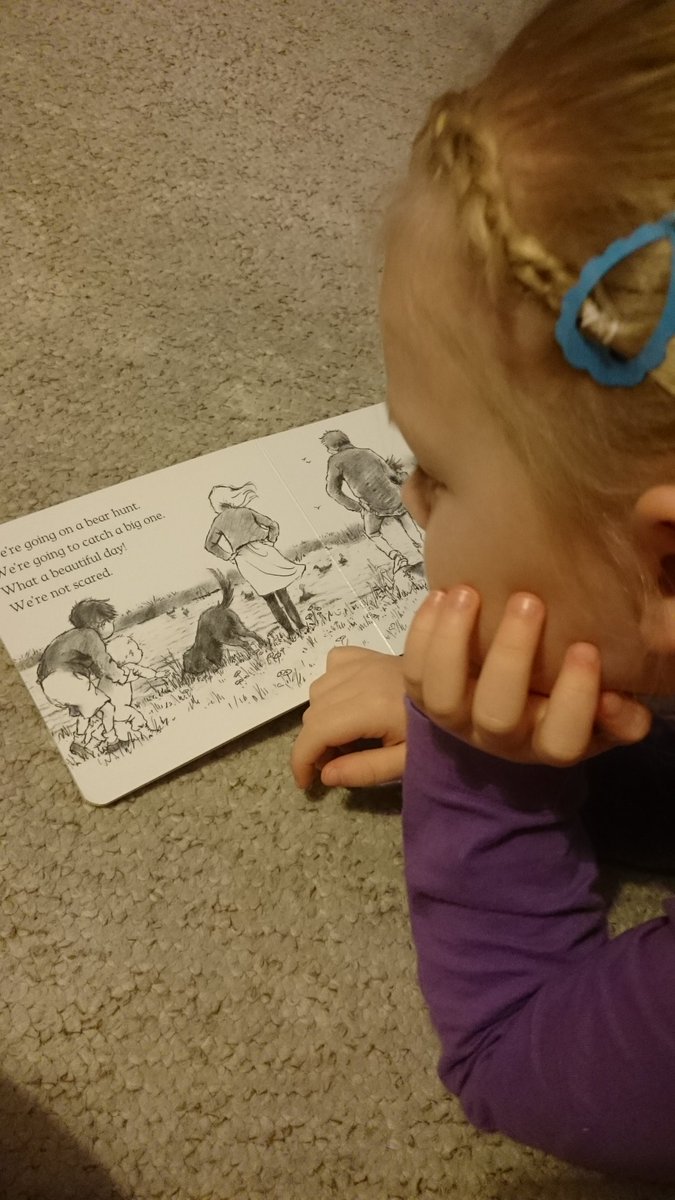 MissELSpencer's tweet photo. @LadywoodKH @MissRobinsonLW Advent Day 19 reading her favourite book and her letter from Santa #readingrocketLW https://t.co/hpFYQpvqTX