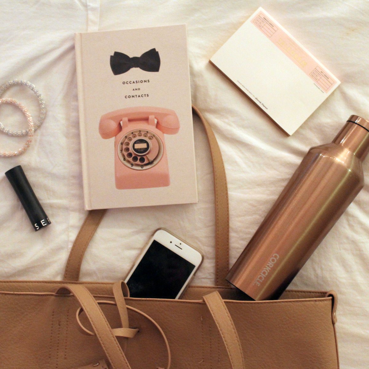 What's in my bag? The perfect, classic everyday essentials courtesy of Swoozie's!✨
bit.ly/2f4MF53