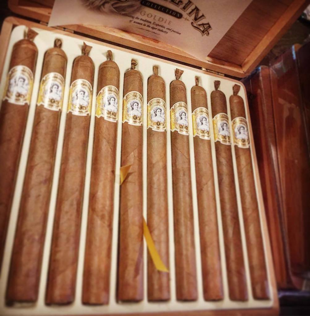CordovaCigars's tweet photo. It's beginning to feel alot like Christmas! #goldie #lapalinacigars #eltitandebronze #botl #sotl #getemwhileyacan https://t.co/kd5nyfcwm8