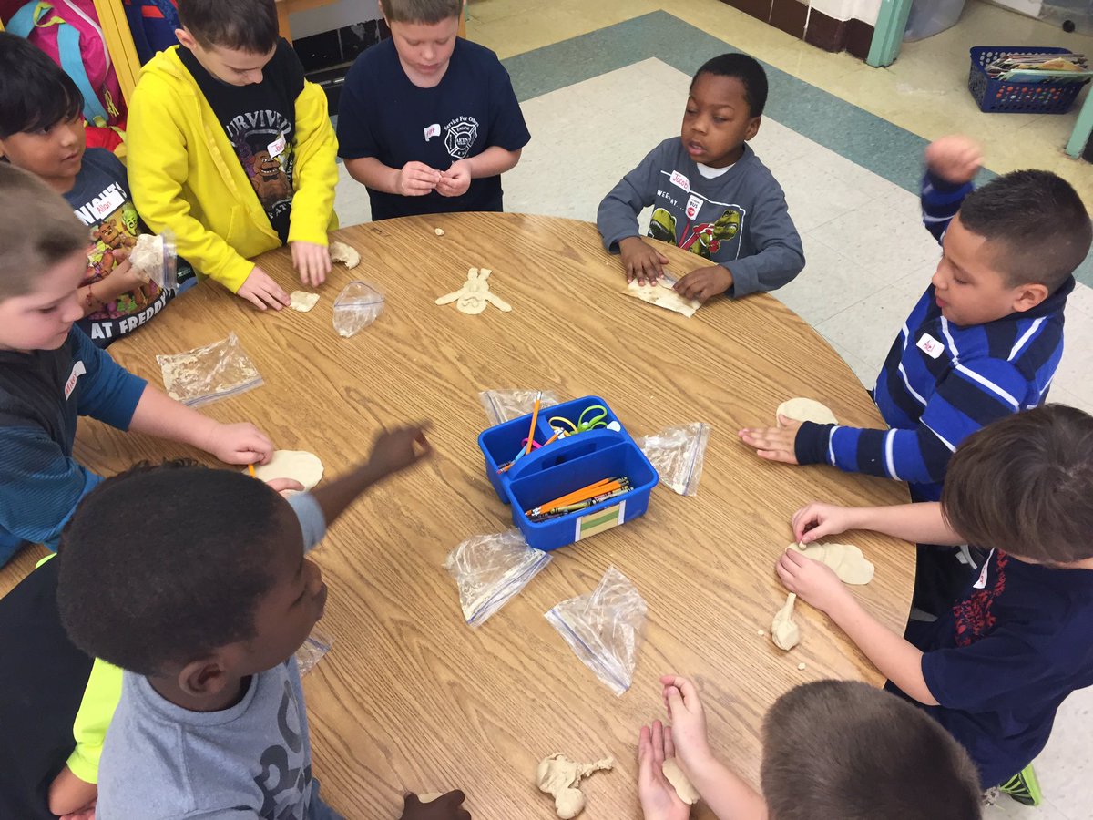 bubeckjg's tweet photo. 3rd Grade and Kindergarten buddies Making gingerbread play doh @PLVBears #polarpride https://t.co/8UJQXyFqzh