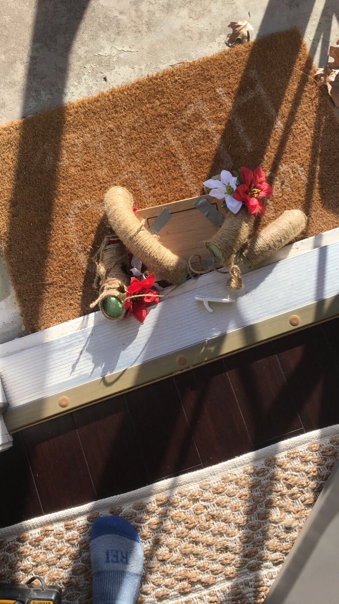 kimlypv's tweet photo. A Christmas tragedy! 😫😫 @3M hook fail. https://t.co/zjJe5eLd2C