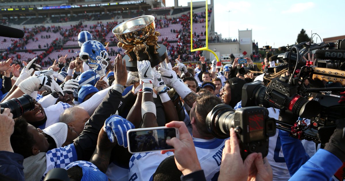 UKFBStuds's tweet photo. Hey, @KentuckyMBB. 👋

Good luck tonight! #WeAreUK

#BeatLouisville https://t.co/QHR8EjiQPz