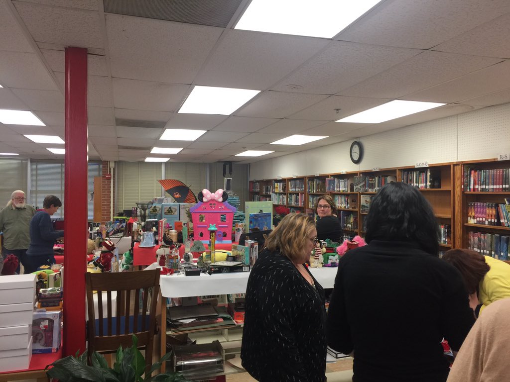 So many staff members with HUGE hearts- prepping for our <a href="/MRMSlions/">Middle River Middle</a> Winter Wonderland!! ❄️<a href="/ScienceRoom13/">TP13</a> <a href="/Kkhammom/">Kimberly Hamrick</a> @SnellingJeffrey