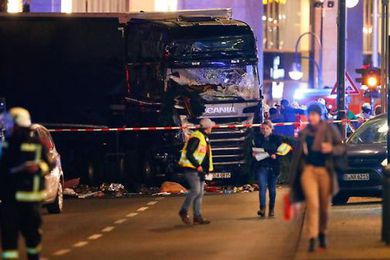 FabioBolzetta's tweet photo. #Berlino: camion si lancia contro folla nel #mercatino #Natale. Almeno 9 morti  50 feriti.
Ripenso a #NizzaAttack che ho seguito per #Tv2000 https://t.co/ZfSioFlyOF
