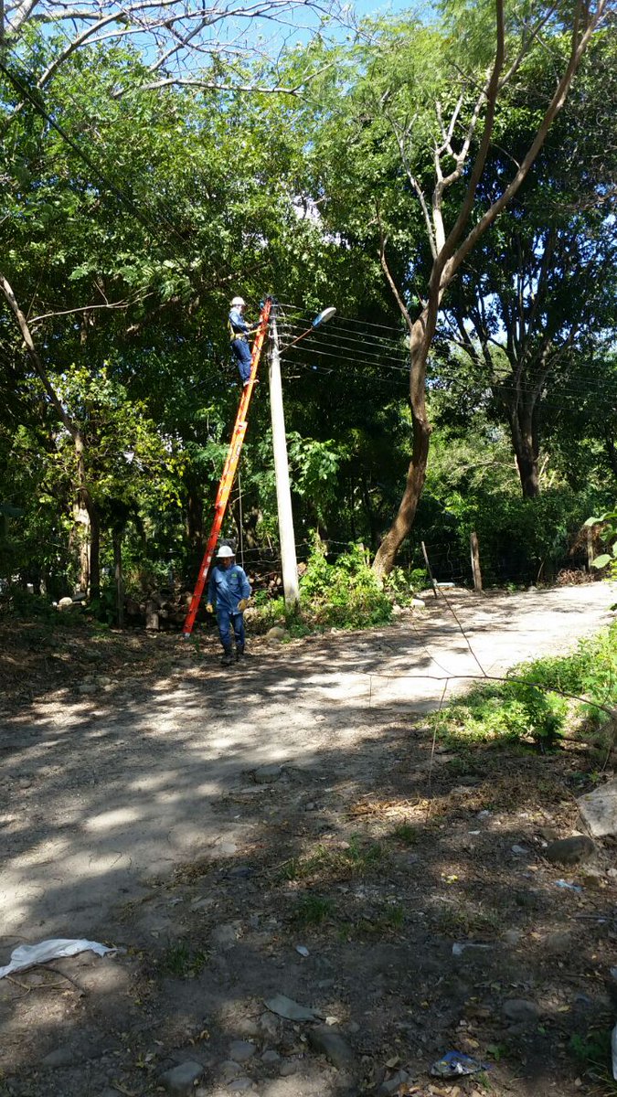 CeibaEice's tweet photo. #CEIBAOFICIAL 
Reportamos a esta hora, mantenimiento preventivo al sistema de alumbrado, en el barrio #VillaEden
#iluminamosLaNavidad https://t.co/l7ggirXQ7A