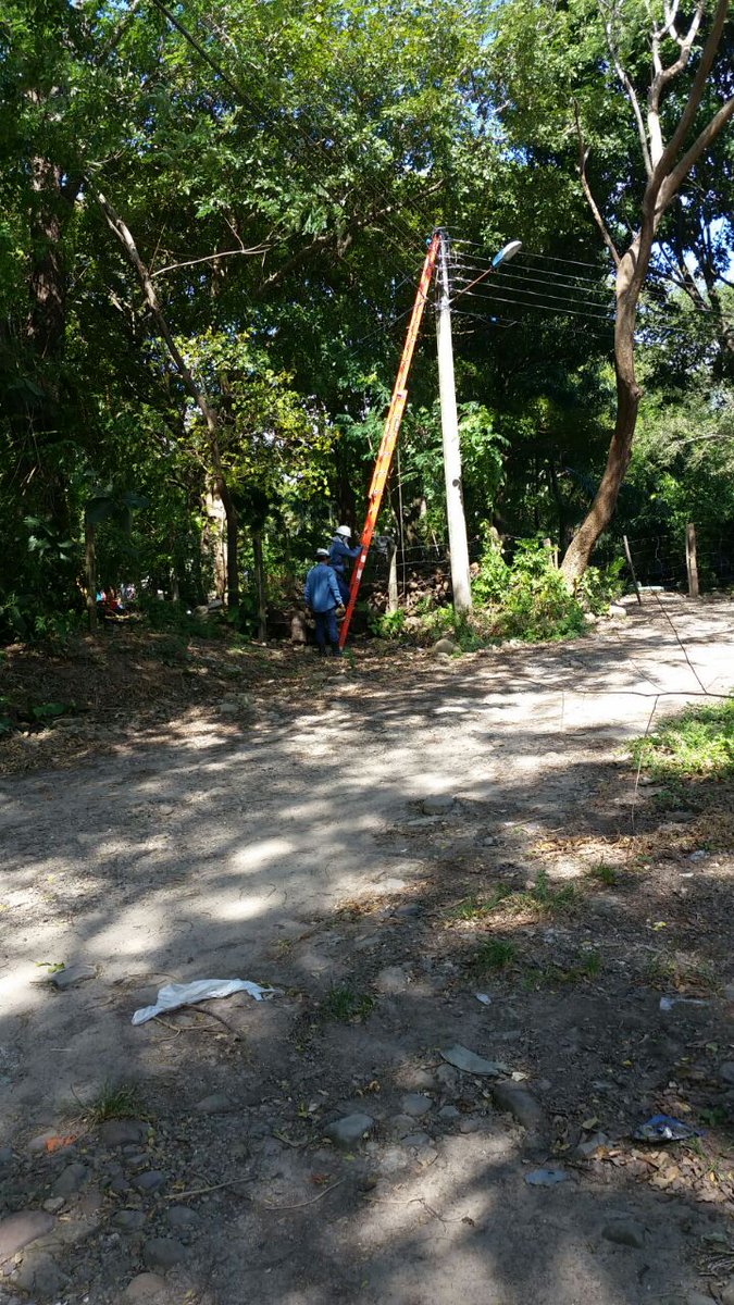 CeibaEice's tweet photo. #CEIBAOFICIAL 
Reportamos a esta hora, mantenimiento preventivo al sistema de alumbrado, en el barrio #VillaEden
#iluminamosLaNavidad https://t.co/l7ggirXQ7A