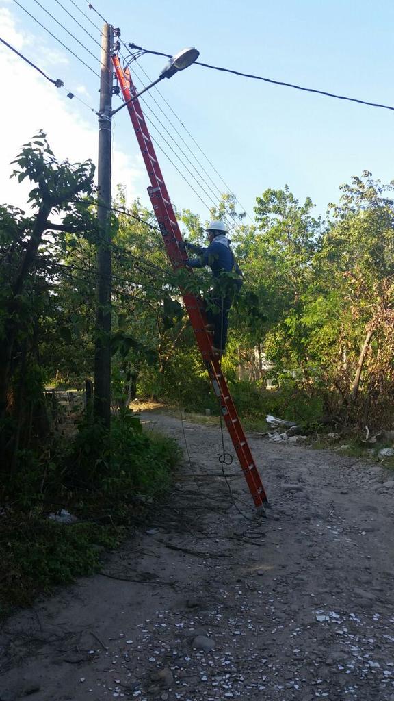 CeibaEice's tweet photo. #CEIBAOFICIAL 
Reportamos a esta hora, mantenimiento preventivo al sistema de alumbrado, en el barrio #VillaEden
#iluminamosLaNavidad https://t.co/l7ggirXQ7A