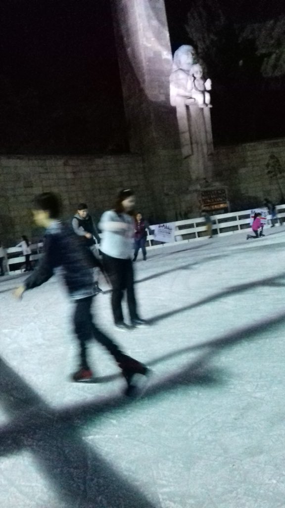 Ven a disfrutar estas vacaciones a la Pista de Hielo del Monumento a la Madre Insurgentes y Villalonguin