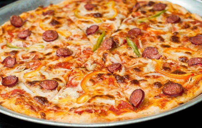 JustMyPizzas's tweet photo. Pizza con salchicha, otra de mis favoritas desde que la probé en Italia. Pero... Salschica italiana o de frankfurt? Abrimos debate ;) #pizza https://t.co/U6HfeWOYve