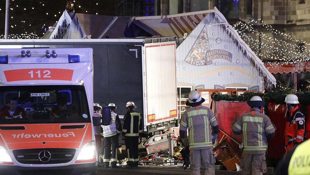 euronewsfr's tweet photo. Probable attaque terroriste à Berlin sur un marché de Noël : au moins neuf morts https://t.co/GyV3WP7vzw https://t.co/syHKAck376