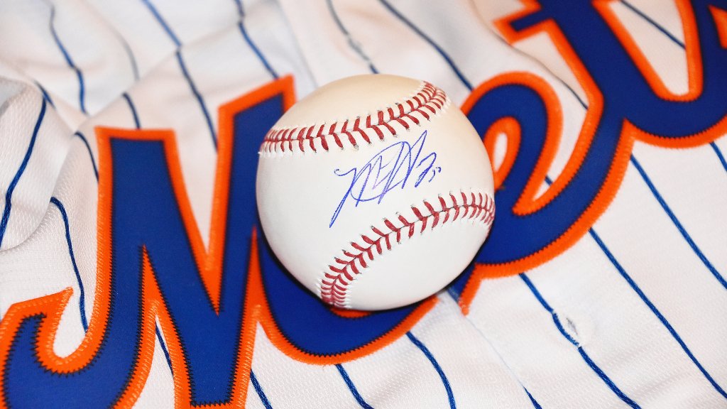 Mets's tweet photo. RT for your chance to win this signed @MattHarvey33 baseball! #LGM https://t.co/tUlyf6GfkL