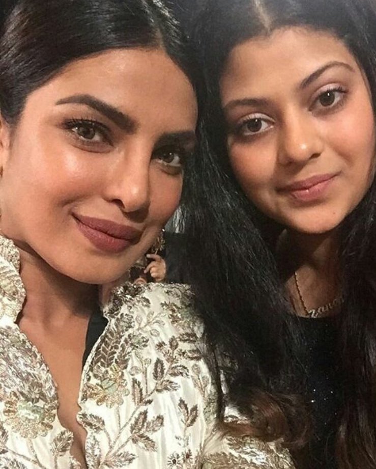 iiffiy's tweet photo. After long flight she stopped to take pics with fans at award show stopped to take pics with fans we don't deserve you @priyankachopra 😭😘 https://t.co/cVnJeVIdgW