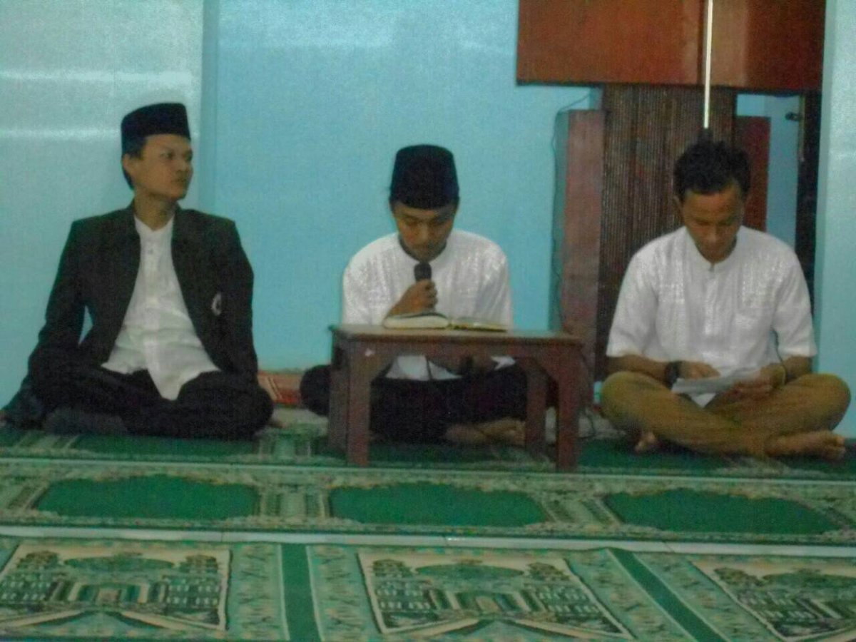 Acara maulid nabi kemarin (19/12). Terlihat Amarulah Arie Pamungkas selaku kadiv kerohanian sedang membacakan ayat suci Al-Qur'an.