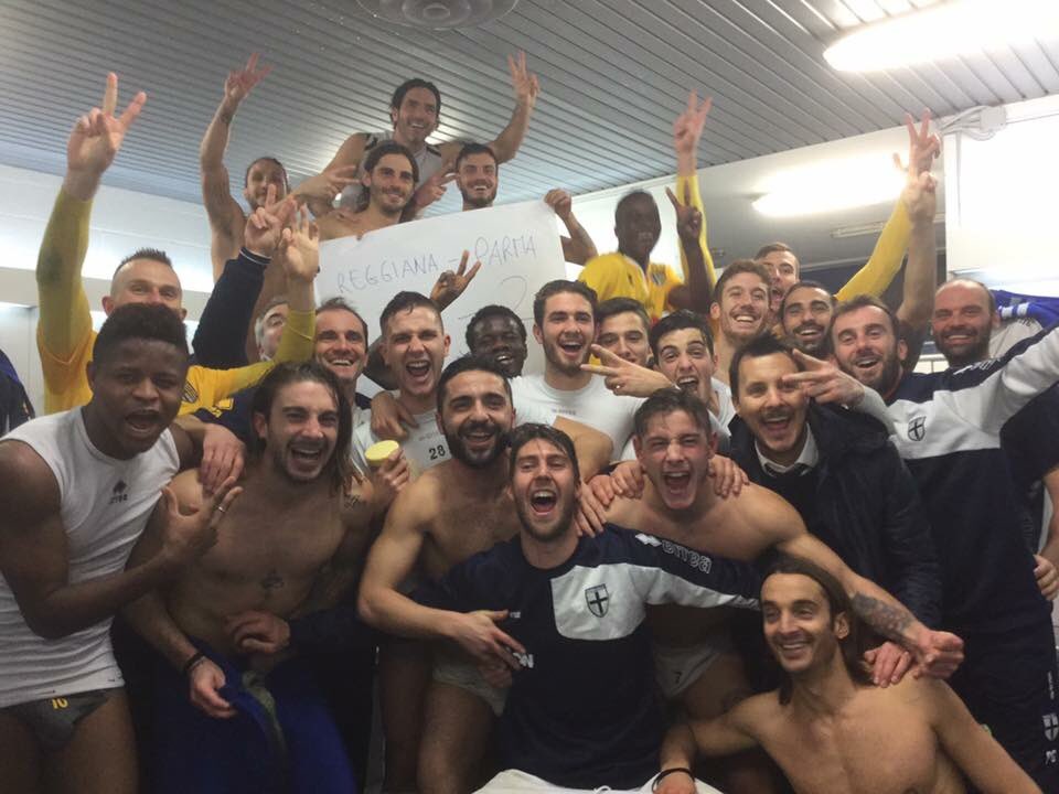 Solo_Parma's tweet photo. Absolute scenes in the Parma dressing room tonight as we celebrate the Derby win!! ➕💛💙 Grande Ragazzi!!! #reggianaparma https://t.co/S7qn8mcysJ