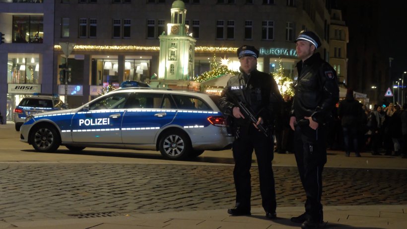 abendblatt's tweet photo. Nach Drama in Berlin: Polizei schützt Hamburger Weihnachtsmärkte https://t.co/iubHzet8JW #Hamburg_Mitte https://t.co/k7SVvRQ7HQ