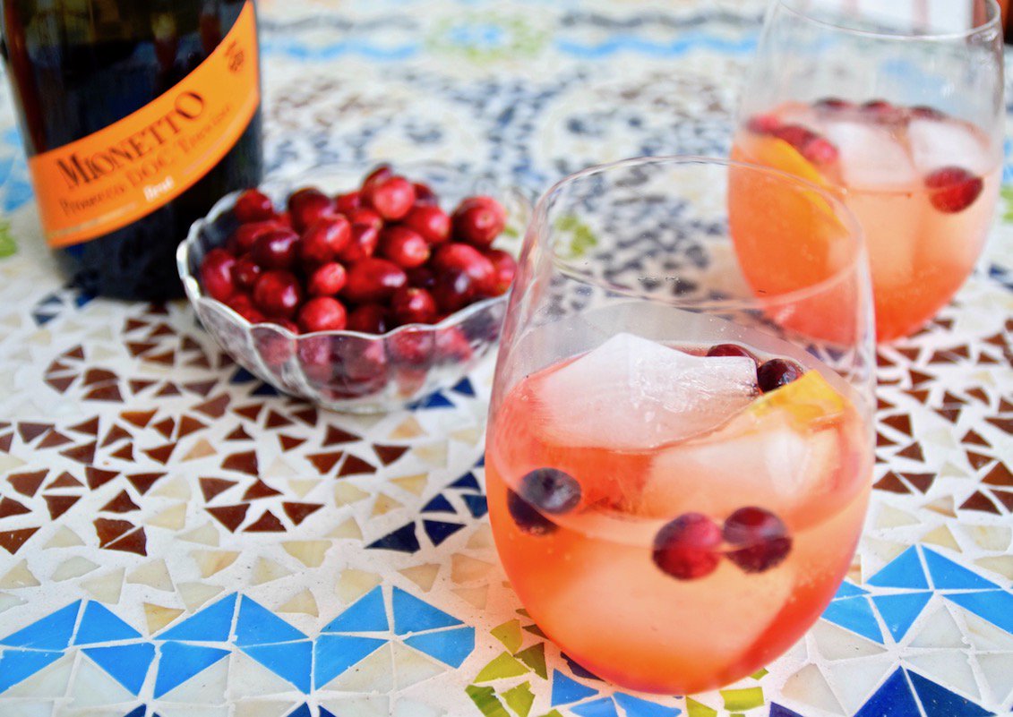 flmblog's tweet photo. The cranberries &amp; bubbles in this sparkling cranberry spritz make this drink holiday ready! Msg 4 21+ AD https://t.co/Y8CWl5WW7G #MyMionetto https://t.co/whLLVN9N7r