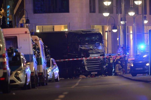 Libreriamo's tweet photo. "La violenza è l ultimo rifugio degli incapaci..."
(Isaac Asimov)

Ennesimo attentato contro la civiltà a #Berlino https://t.co/om3KgsHi3A