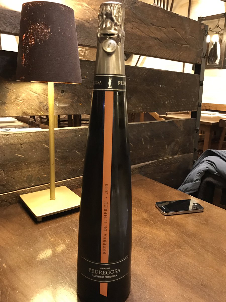 Noche de cava en <a href="/CavaPedregosa/">Castelo de Pedregosa</a> <a href="/DO_Cava/">D.O. Cava</a> <a href="/TxapeldunEgarr/">Txapeldun Egarri</a> 🍾🍾